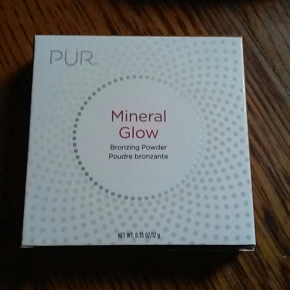 Our mineral glow bronzing powder